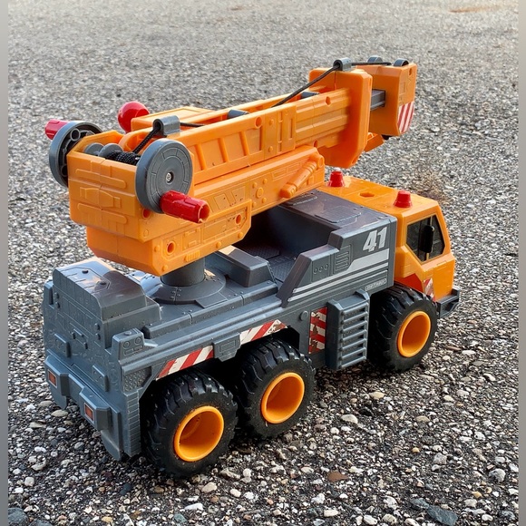 Large Mattel Matchbox Construction Utility Extending Crane Toy Truck - Picture 9 of 16